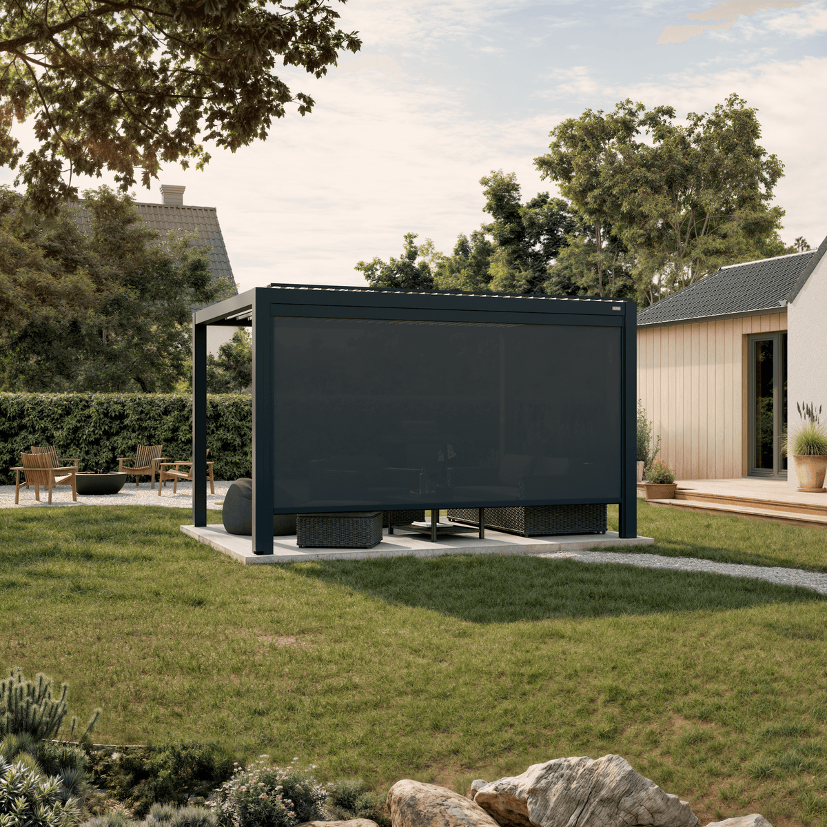 Manual retractable side screen, 13' in anthracite, on an aluminum pergola