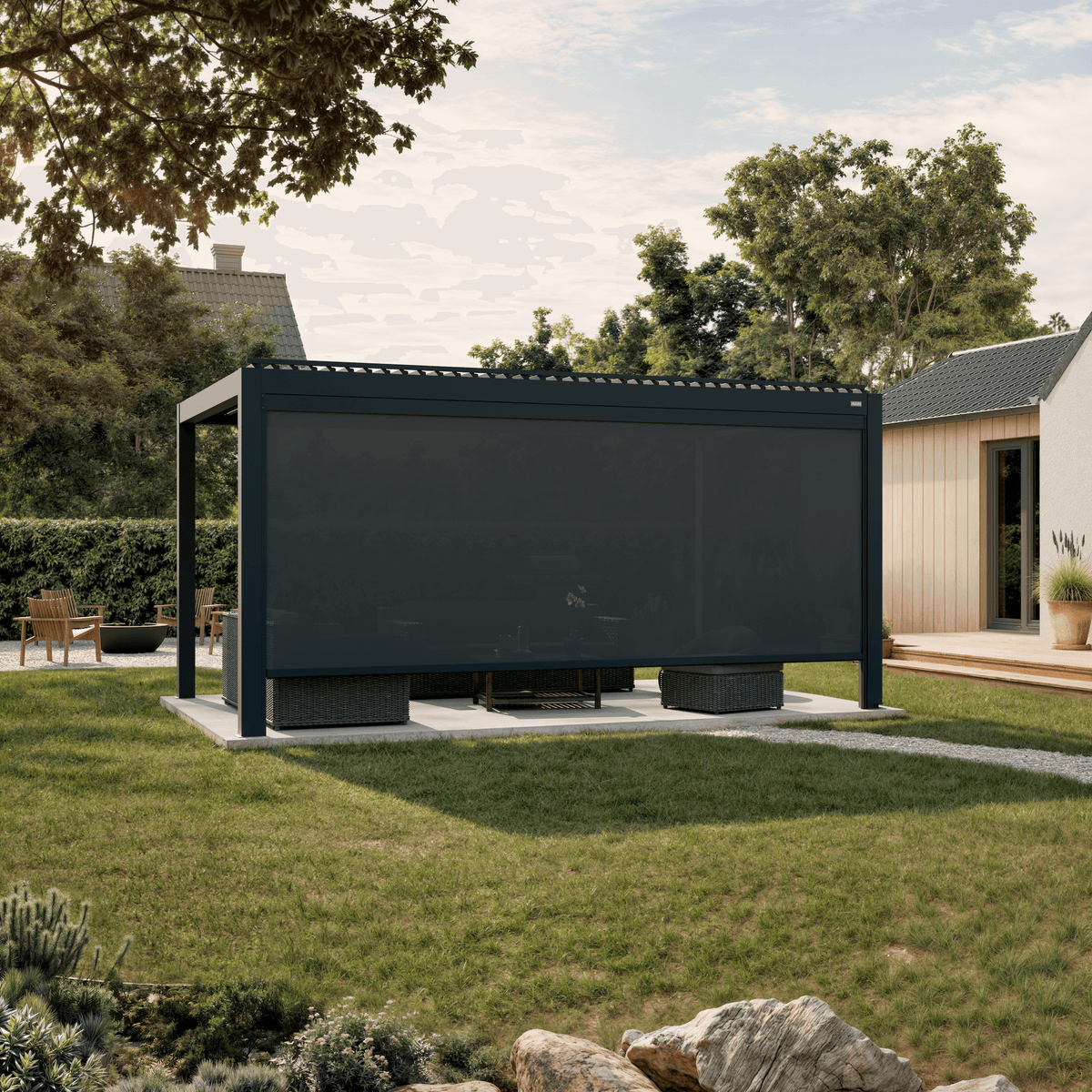 Manual retractable side screen, 16' in anthracite, on an aluminum pergola