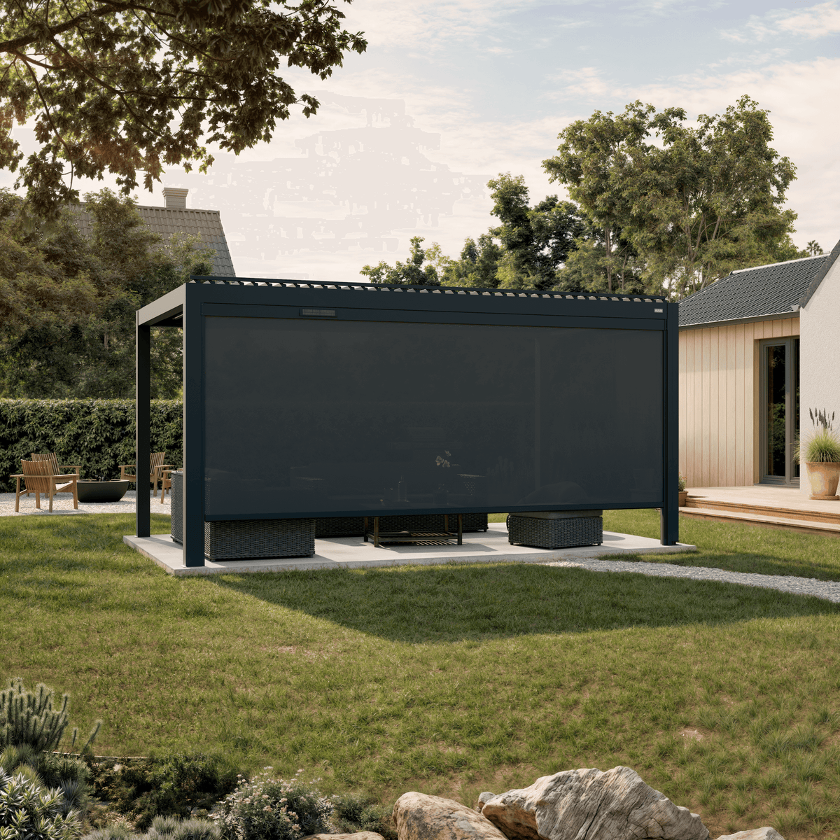 Solar retractable side screen, 16' in anthracite, on an aluminum pergola